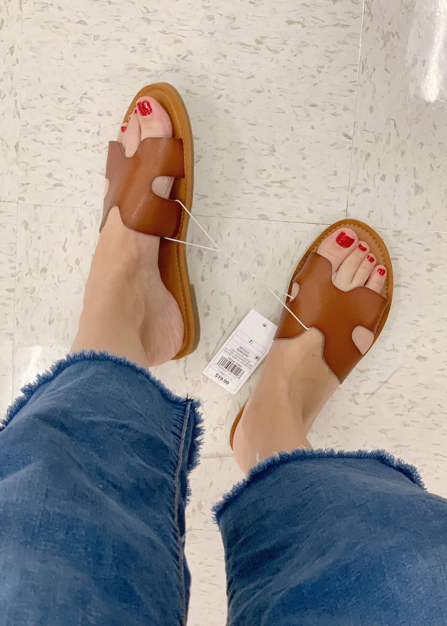 These sandals are a dupe of the Hermes slide and also the Steve Madden greek sandal that was so popular last year and has carried on into this spring too. They are only $19.99 and comes in gold, snake skin and black (although i’m not seeing black on…